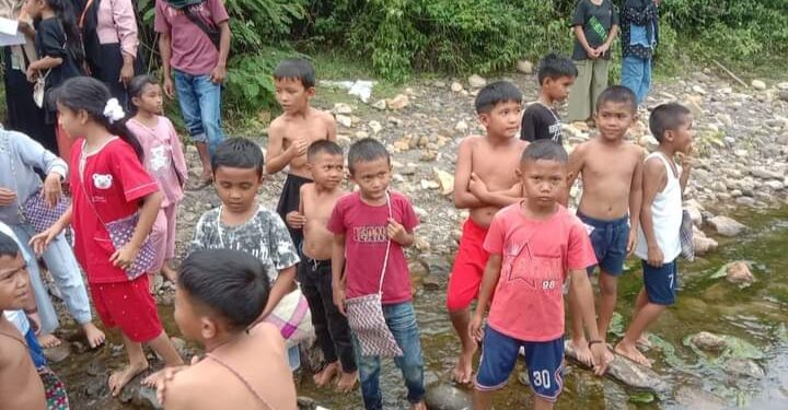 Lomba ngelok di padati penonton