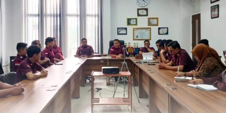 Kepala Kantor Imigrasi Takengon Hamdani Pimpin Rapat Internal Pegawai