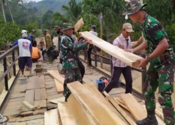 Korem 011 Lilawangsa dan Kodim 0103 Aceh Utara Gotong Royong Bantu Warga Musibah Angin Kencang
