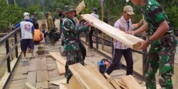 Korem 011 Lilawangsa dan Kodim 0103 Aceh Utara Gotong Royong Bantu Warga Musibah Angin Kencang