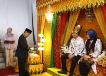 Pj.Walikota Lhokseumawe A.Hanan Peusijuk Komandan Radar TNI – AU Marsekal Pertama TNI Toto Ginanto