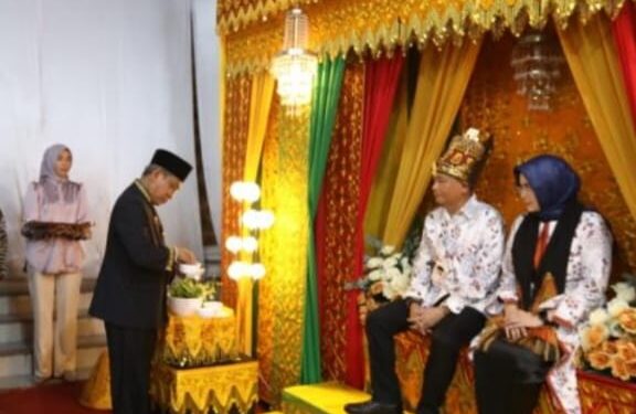 Pj.Walikota Lhokseumawe A.Hanan Peusijuk Komandan Radar TNI – AU Marsekal Pertama TNI Toto Ginanto