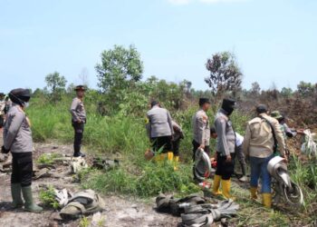 Kapolres Kampar Ronald Sumaja Tinjau Pendinginan Karhutla Di Desa Karya Indah