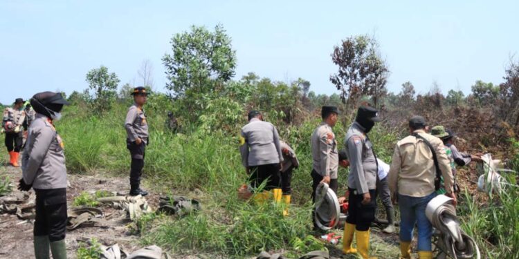 Kapolres Kampar Ronald Sumaja Tinjau Pendinginan Karhutla Di Desa Karya Indah
