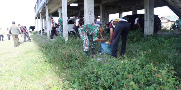 Polres Bener Meriah Bersama TNI dan Dinas Kebersihan GoRo Bersihkan Lapangan Pacuan Kuda Menjelang PON XXI