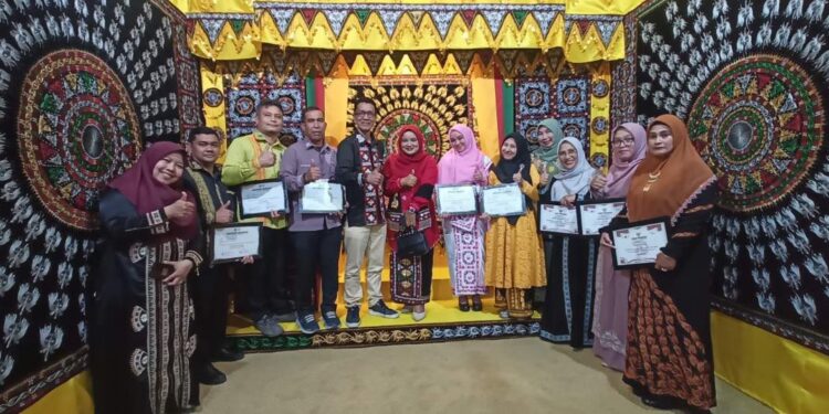 6 Puskesmas Dan 4 Nakes Dinkes Aceh Tengah Terima Penghargaan Malam Resepsi HUT RI Ke 79