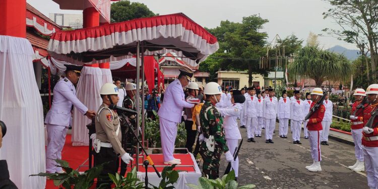 Pj Bupati Aceh Tengah Subhandhy Pimpin Upacara Bendera Merah Putih HUT RI Ke 79
