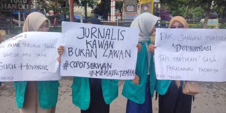 Mahasiswa Lakukan Aksi Di DPRK Aceh Tengah, Salah Satu Tuntutan Copot Sekwan