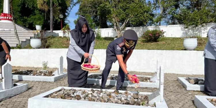 Hari Pengayoman Ke-79 , Rutan Takengon Ziarah Dan Tabur Bunga di Taman Makam Pahlawan Reje Bukit