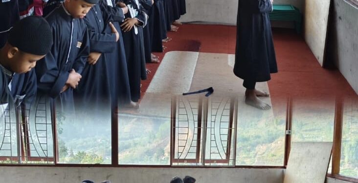 Lembaga Sekolah, Jadikanlah shalat Sebagai Materi Utama