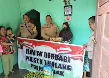 Jumat Berbagi, Kembali Polsek Tualang Berikan Sembako Kepada Penderita Tumor Mulut 