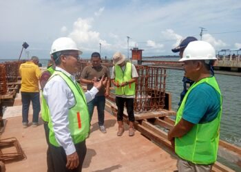 Pj Bupati Azmi Tinjau Pembangunan Pelabuhan Baru Ferry Singkil 