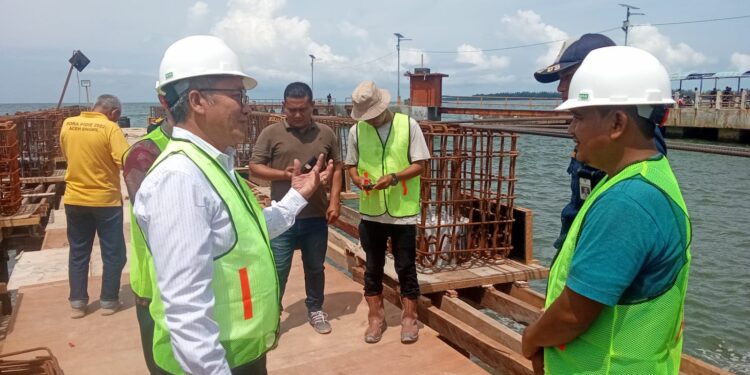 Pj Bupati Azmi Tinjau Pembangunan Pelabuhan Baru Ferry Singkil 