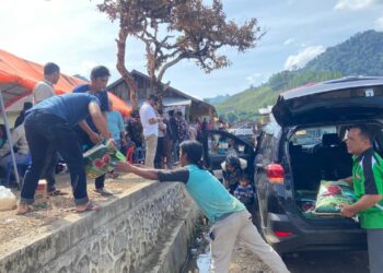 Senator Aceh Haji Uma Beri Bantuan Kepada Korban Kebakaran di Kampung Tebuk Aceh Tengah