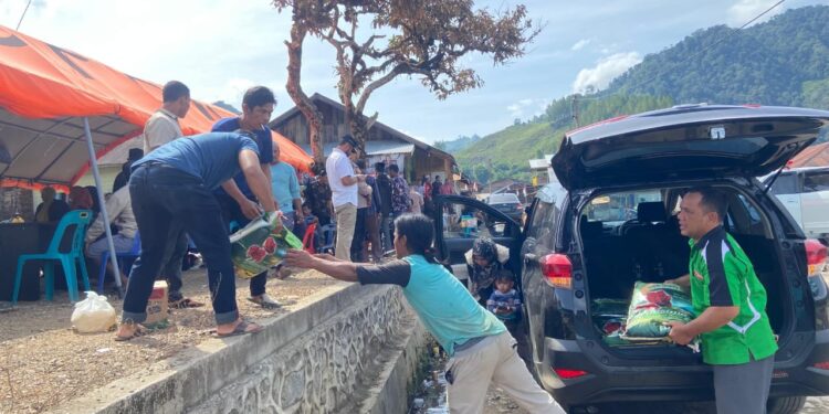 Senator Aceh Haji Uma Beri Bantuan Kepada Korban Kebakaran di Kampung Tebuk Aceh Tengah