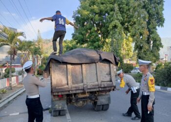 Satlantas Polres Aceh Tengah Tegur Supir Dump Bermuatan Tidak Ditutup Terpal
