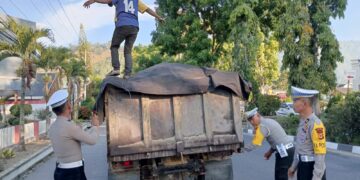 Satlantas Polres Aceh Tengah Tegur Supir Dump Bermuatan Tidak Ditutup Terpal