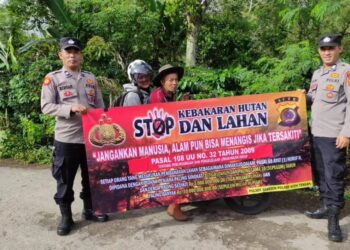 Patroli Dialogis Polsek Silih Nara Sosialisasikan Bahaya Karhutla  