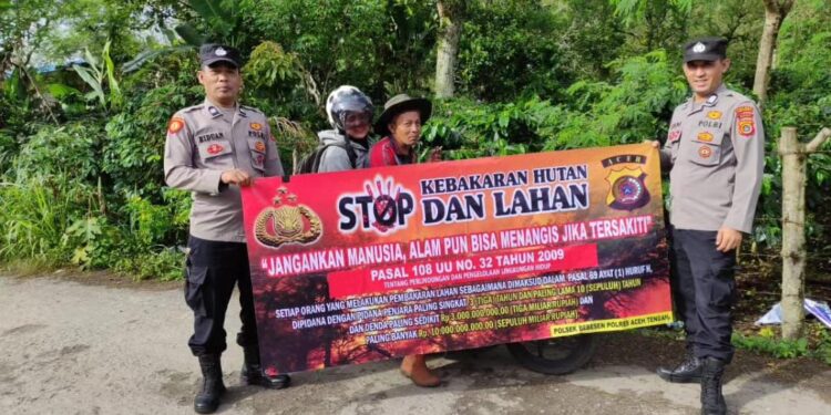 Patroli Dialogis Polsek Silih Nara Sosialisasikan Bahaya Karhutla  