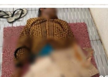 Diduga Pria Tanpa Indentitas Di Temukan Didepan Alfamart