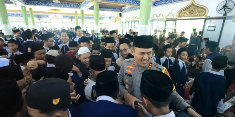 Kapolres Banyuasin Mengunjungi Pondok Pesantren Qodratullah Guna Mempererat Tali Silaturahmi 