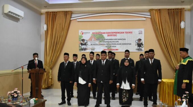 Pengawas Pemilihan Kota Langsa Melantik 15 Anggota Panwascam