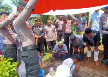 Kapolres Subulussalam Hadiri Pemakaman Personilnya Di Pulo Sarok