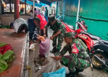 Antisipasi Banjir, Anggota Koramil 1408-08/Makassar Melaksanakan Pembersihan Saluran Air