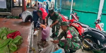 Antisipasi Banjir, Anggota Koramil 1408-08/Makassar Melaksanakan Pembersihan Saluran Air