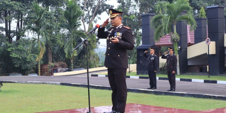 Kapolres Kuansing Pimpin Upacara Pengibaran Bendera Merah Putih HUT RI Ke-79 