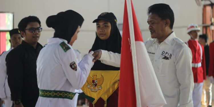 SMK Negeri 2 Makassar Kukuhkan 56 Paskibra Angkatan Baru