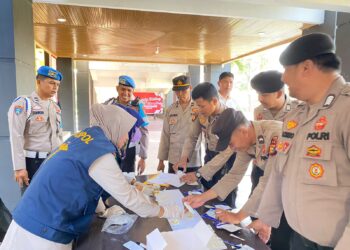 Propam Dan Tim Sidokkes Polres Kuansing Laksanakan Pengecekan Urine Terhadap Personil