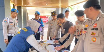 Propam Dan Tim Sidokkes Polres Kuansing Laksanakan Pengecekan Urine Terhadap Personil