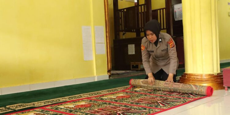 Hari Jadi Polwan ke-76, Polwan Polres Aceh Singkil Gelar Bakti Sosial