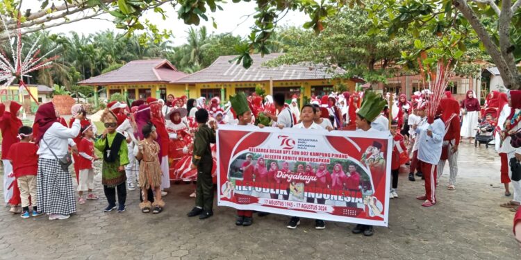Meriahkan HUT RI Ke-79, SDN 002 Desa Kampung Pinang Gelar Gerak Jalan Marching band Dan Perlombaan Tradisional