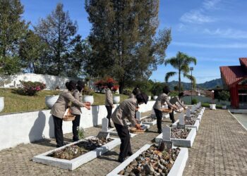 Hari Jadi Ke-76, Polwan Polres Bener Meriah Laksanakan Ziarah Makam Pahlawan