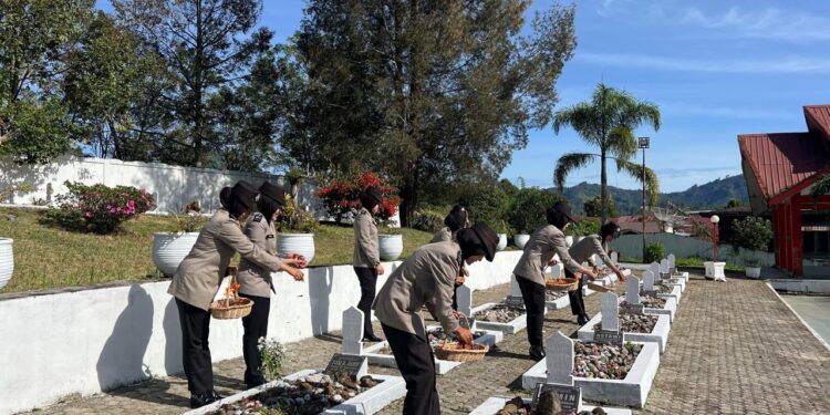 Hari Jadi Ke-76, Polwan Polres Bener Meriah Laksanakan Ziarah Makam Pahlawan