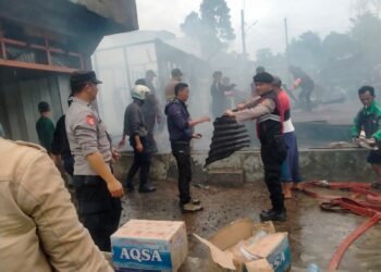 Kebakaran Tiga Unit Rumah Di Kampung Teritit, Polsek Wih Pesam Bantu Proses Pemadaman 