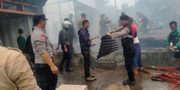 Kebakaran Tiga Unit Rumah Di Kampung Teritit, Polsek Wih Pesam Bantu Proses Pemadaman 