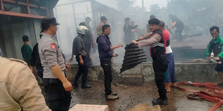 Kebakaran Tiga Unit Rumah Di Kampung Teritit, Polsek Wih Pesam Bantu Proses Pemadaman 