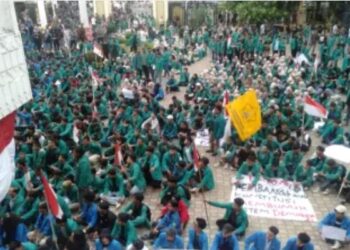 Mahasiswa Melakukan Aksi Menolak Revisi UU Pilkada Di kantor DPR Aceh 