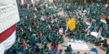 Mahasiswa Melakukan Aksi Menolak Revisi UU Pilkada Di kantor DPR Aceh 