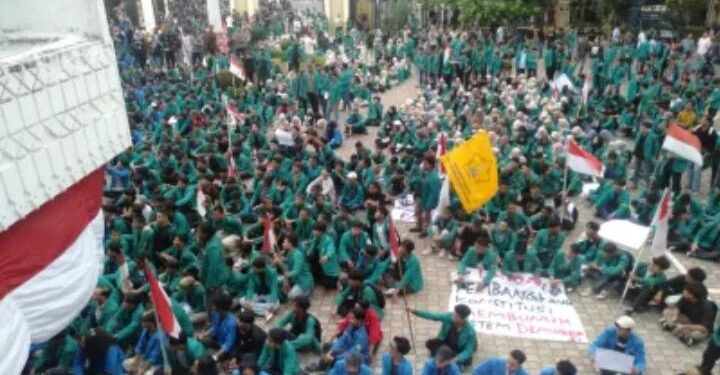 Mahasiswa Melakukan Aksi Menolak Revisi UU Pilkada Di kantor DPR Aceh 