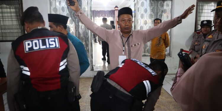 Polres Aceh Tengah Kawal Ketat Pelantikan Anggota DPRK, Undangan Diperiksa Metal Detektor
