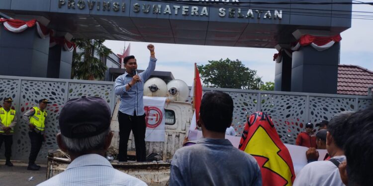 Perjuangkan Nasib Masyakarat Sungai Lalan, Aliansi Pengguna Sungai Lalan Geruduk Kantor Gubernur Sumsel 