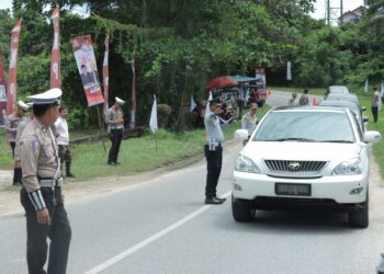 Urai Kemacetan Saat Pengantaran Paslon Bupati Dan Wakil Bupati, Kasatlantas Polres Kampar Turun Tangan