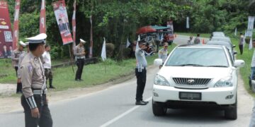 Urai Kemacetan Saat Pengantaran Paslon Bupati Dan Wakil Bupati, Kasatlantas Polres Kampar Turun Tangan