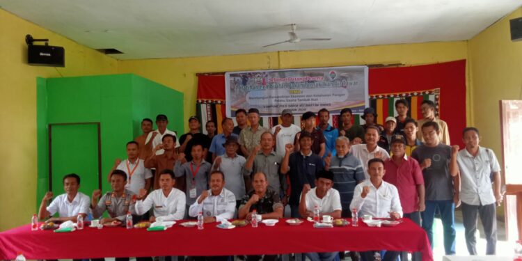 Pemdes Pulo Sarok Buka Pelatihan Pembuatan Pakan Ikan Bersama Warga Pembudidaya