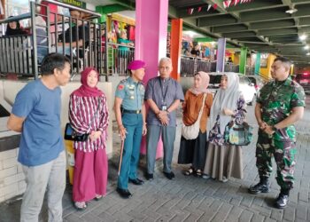 Kedatangan Danlantamal VI Makassar Membuat Rasa Haru Para Pedagang Di Pasar Butung