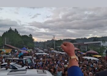 Ribuan Massa Pendukung Ikut Mengantar Calon Bupati Dan Wakil Bupati Alhudri – Alaidin Abu Abas Mendaftar